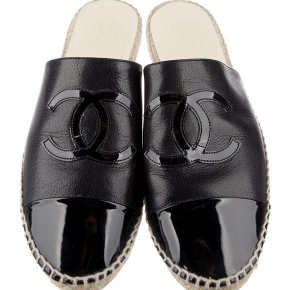Channel leather and patent leather slides - Picture 1 of 5